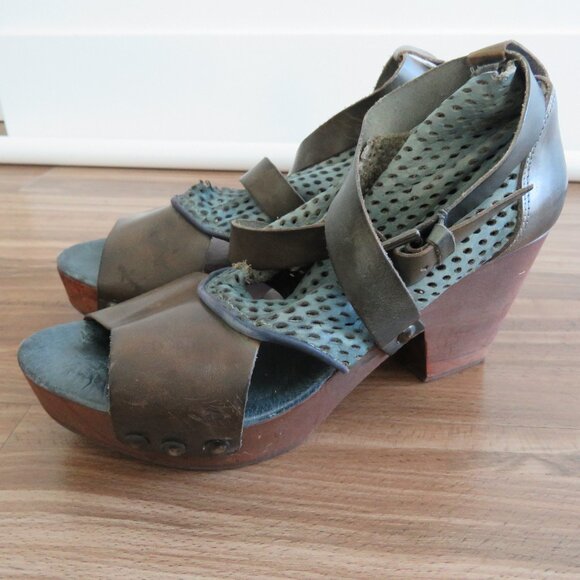 FREE PEOPLE Rendering Perforated Leather Buckle Heel Platform Clogs Boho 7.5 - Picture 2 of 14